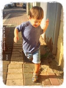 יונתן הקטן רץ בבוקר אל הגן
